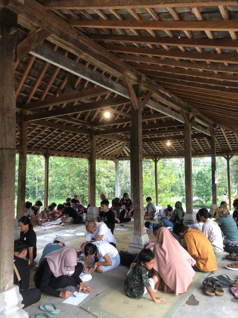 Belajar bersama di pendopo